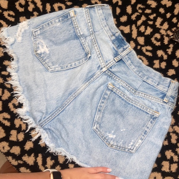 Agolde Parker vintage cutoff short light wash jean shorts with alterations - Picture 3 of 8